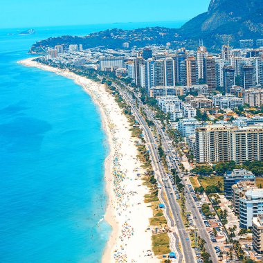Helikopterden Rio de Janeiro 'nun hava görüntüsü: ünlü Copacabana Sahili, Ipanema Sahili, Barra da Tijuca Sahili. 