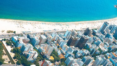Helikopterden Rio de Janeiro 'nun hava görüntüsü: ünlü Copacabana Sahili, Ipanema Sahili, Barra da Tijuca Sahili. 