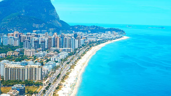 Vue aérienne de Rio de Janeiro depuis un hélicoptère : célèbre plage de Copacabana, plage d'Ipanema, plage de Barra da Tijuca. — Photo
