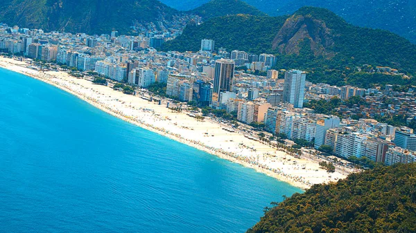 Letecký pohled na Rio de Janeiro z vrtulníku: slavný Copacabana Beach, Ipanema Beach, Barra da Tijuca Beach. — Stock fotografie