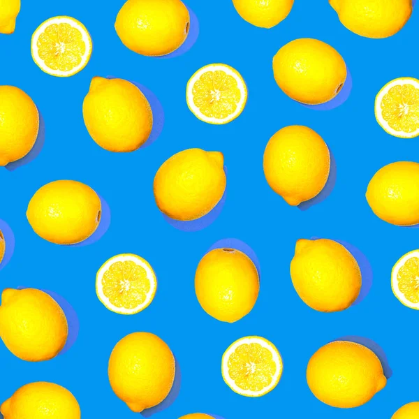 Modello con frutti di limone. Agrumi tropicali su sfondo classico colore blu. — Foto Stock
