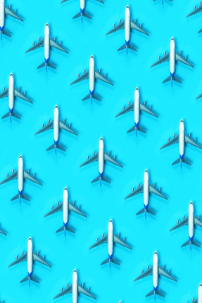 Padrão feito de avião modelo em fundo azul . — Fotografia de Stock