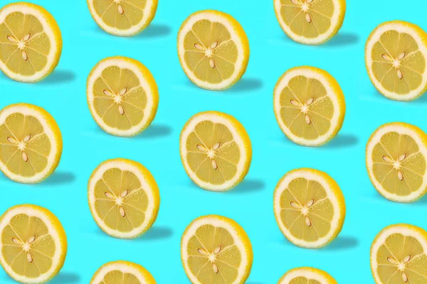 Padrão tropical de roda de citros de limão no fundo de cor de hortelã verde . — Fotografia de Stock