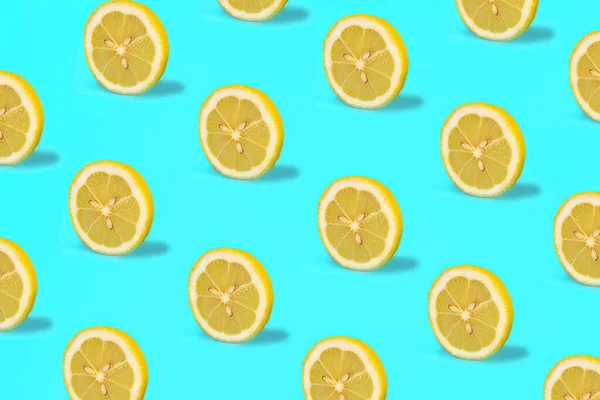 Pola tropis dari roda jeruk lemon pada latar belakang warna mint hijau. — Stok Foto