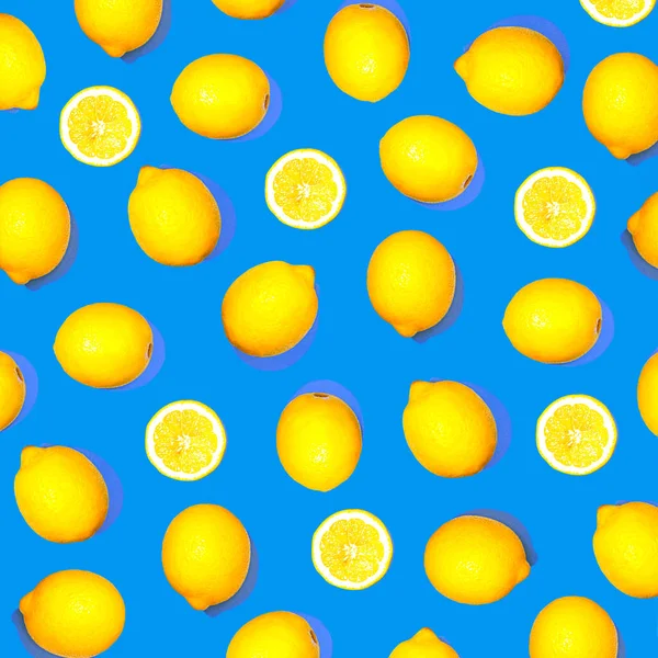 Motif avec des fruits de citron. Agrumes tropicaux sur fond bleu classique. — Photo