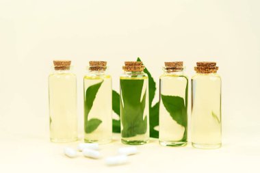 Bitkisel CBD yağlı cam şişeler, THC tentürü ve kenevir yaprağı..