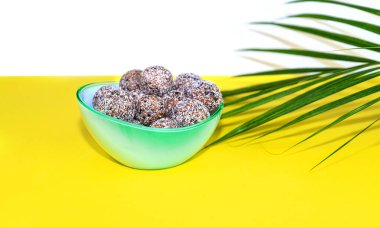 Protein fıstık ezmesi enerji ısırıkları ya da enerji topları. Ev yapımı çikolatalı trüf..