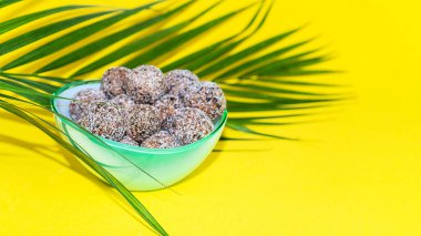 Protein fıstık ezmesi enerji ısırıkları ya da enerji topları. Ev yapımı çikolatalı trüf..