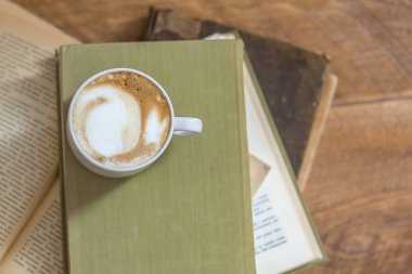 latte veya cappuccino kahve kahve dükkanı bir kitap ile