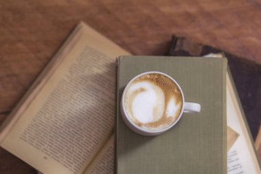 latte veya cappuccino kahve kahve dükkanı bir kitap ile