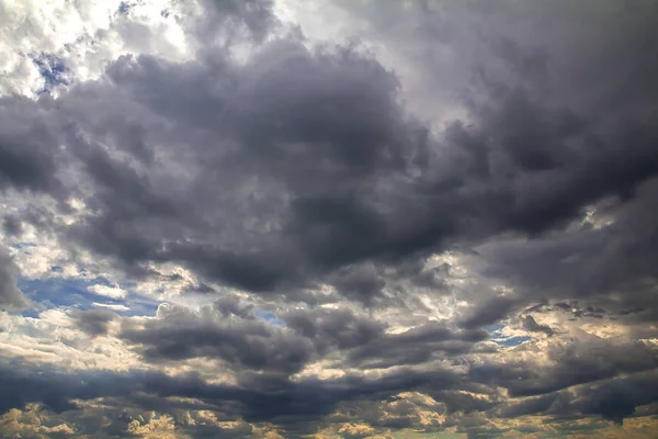 Vor Heftigem Regensturm Himmel Ist Überall Von Wolken Bedeckt Viel — Stockfoto