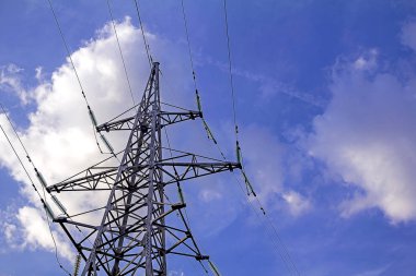 Yüksek voltaj postası. Yüksek voltajlı gökyüzü arka planı..