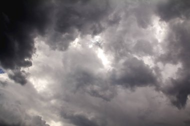 Şiddetli yağmur fırtına öncesi. Gökyüzünde bulutlar tarafından her yerde kaplıdır. Bir sürü yıldırım ve güçlü rüzgar. Kara bulutlar bakıştır büyük, siyah bir duman patlayan yanardağ gibi