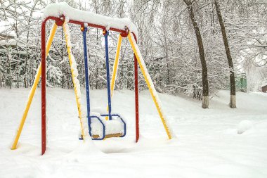 Moskova şehirde kış sabahı, bir yerleşim bölgesinde, karla kaplı genel çocuk oyun alanı