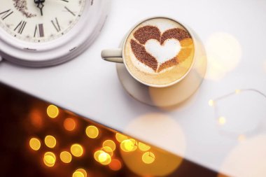 Kalp şekli ile kahve fincan sıcak tutan kadın