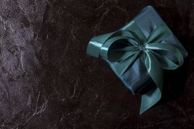 Noel, yeni yıl, siyah stil arka plan ve çerçeve bir dal köknar ve hediye ile