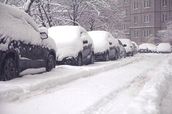 Máquinas Cubiertas Nieve Tormenta Nieve Invierno Los Vehículos Están Cubiertos —  Fotos de Stock