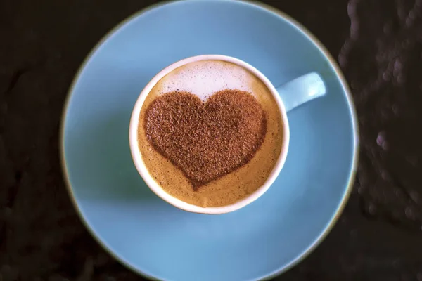 Кофе Мятной Чашке Рисунком Сердца Подарочной Упаковкой — стоковое фото