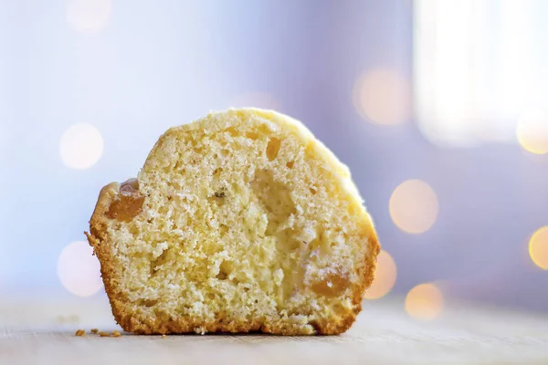 Hele Muffins Twee Helften Van Muffin Witte Plaat Houten Tafel — Stockfoto