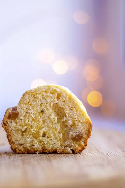 Hela Muffins Och Två Halvor Muffin Vit Platta Träbord — Stockfoto