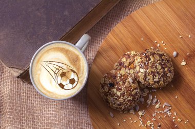 Tarçın süt köpük üzerinde resmi bir top olan bir fincan kahve kapuçino