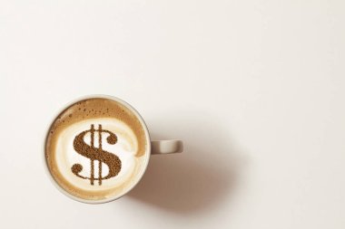 cappuccino kahve fincan resmi tarçın süt köpük üzerinde gelen bir dolar işareti olan