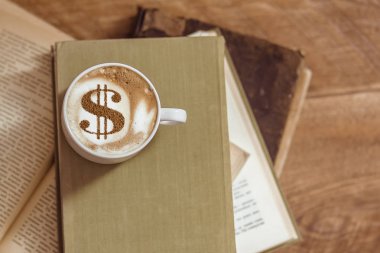 cappuccino kahve fincan resmi tarçın süt köpük üzerinde gelen bir dolar işareti olan