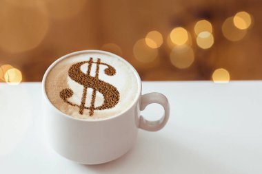 cappuccino kahve fincan resmi tarçın süt köpük üzerinde gelen bir dolar işareti olan