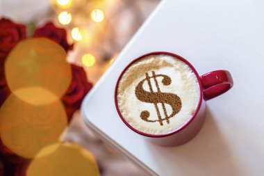 cappuccino kahve fincan resmi tarçın süt köpük üzerinde gelen bir dolar işareti olan
