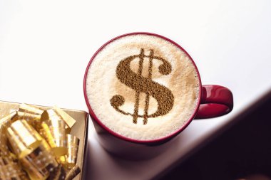 cappuccino kahve fincan resmi tarçın süt köpük üzerinde gelen bir dolar işareti olan