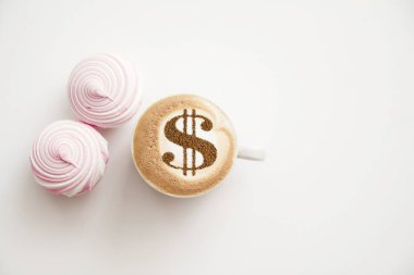 cappuccino kahve fincan resmi tarçın süt köpük üzerinde gelen bir dolar işareti olan