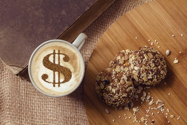 cappuccino kahve fincan resmi tarçın süt köpük üzerinde gelen bir dolar işareti olan
