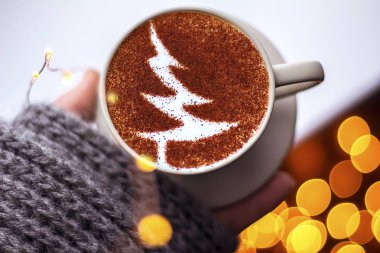 Noel kapuçino Noel ağacı ile