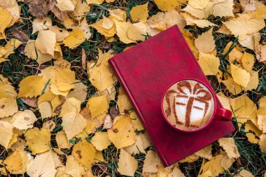 Noel hediye resmini beyaz köpük ile beyaz bir fincan kahvede