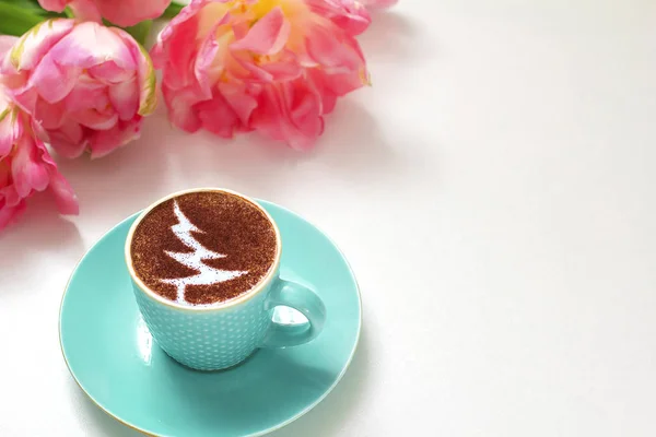 Una Taza Café Capuchino Una Taza Cerámica Sobre Mesa — Foto de Stock