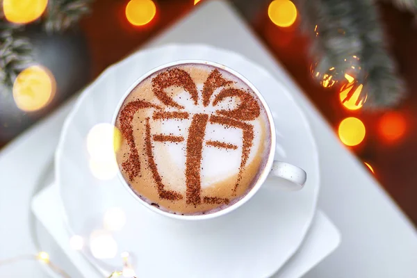 Café Noël Dans Une Tasse Blanche Avec Une Image Cadeau — Photo