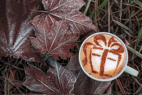 Café Noël Dans Une Tasse Blanche Avec Une Image Cadeau — Photo