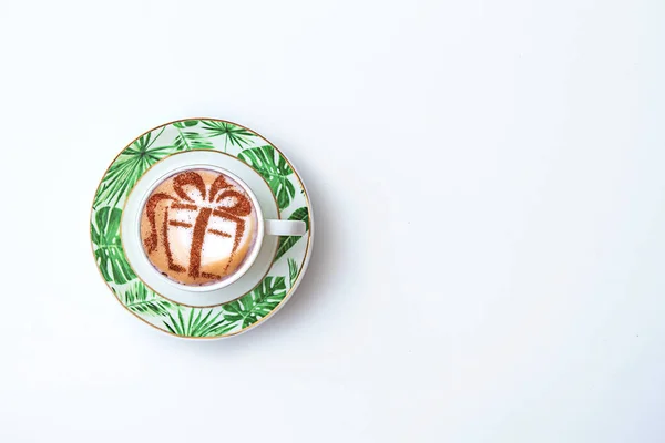 Café Natal Uma Xícara Branca Com Uma Imagem Presente Espuma — Fotografia de Stock