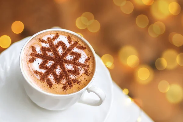 Cappuccino Avec Motif Flocons Neige Cannelle Sur Mousse Lait Pendant — Photo