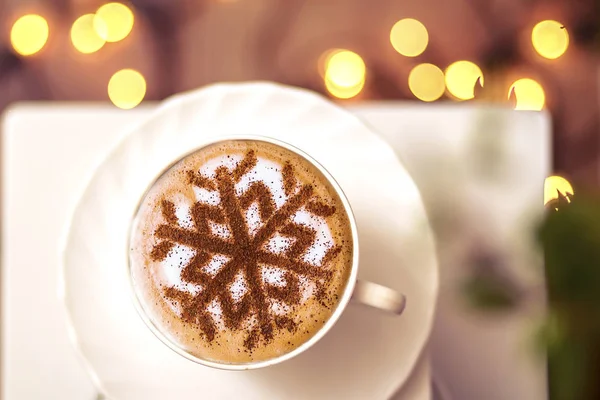 Cappuccino Avec Motif Flocons Neige Cannelle Sur Mousse Lait Pendant — Photo