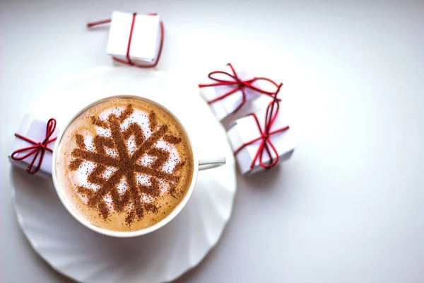 Cappuccino Avec Motif Flocons Neige Cannelle Sur Mousse Lait Pendant — Photo