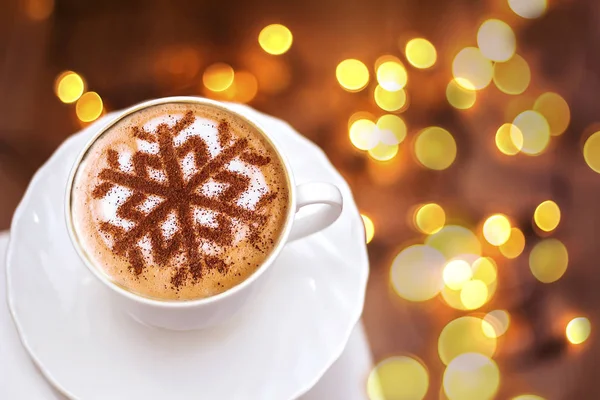 Cappuccino Avec Motif Flocons Neige Cannelle Sur Mousse Lait Pendant — Photo