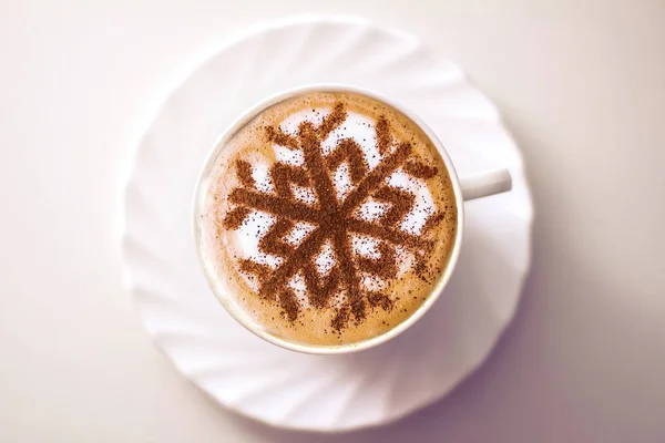 Cappuccino Avec Motif Flocons Neige Cannelle Sur Mousse Lait Pendant — Photo