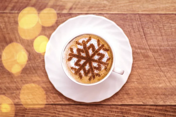 Cappuccino Hópelyhek Fahéj Tejhab Karácsonyi Ünnepek Alatt Kávé Karácsonyi Mintával — Stock Fotó