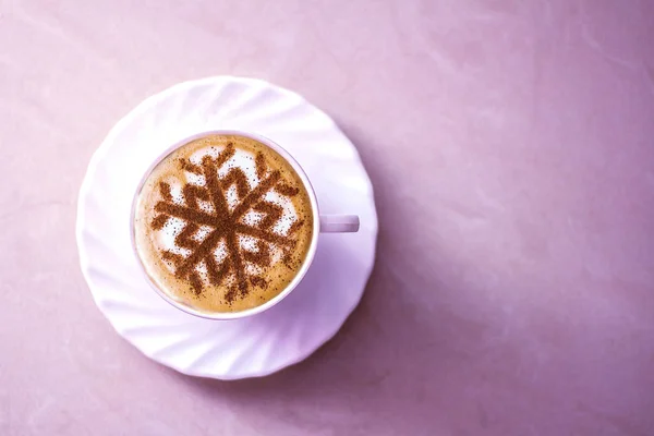 Cappuccino Avec Motif Flocons Neige Cannelle Sur Mousse Lait Pendant — Photo