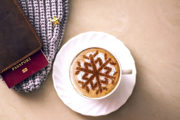 Cappuccino Avec Motif Flocons Neige Cannelle Sur Mousse Lait Pendant — Photo