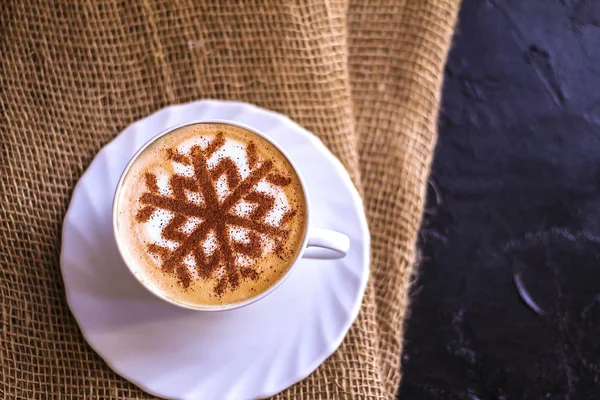 Cappuccino Hópelyhek Fahéj Tejhab Karácsonyi Ünnepek Alatt Kávé Karácsonyi Mintával — Stock Fotó