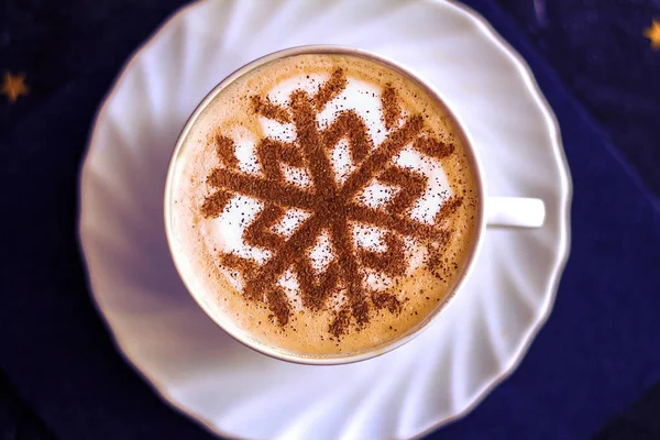 Cappuccino Avec Motif Flocons Neige Cannelle Sur Mousse Lait Pendant — Photo