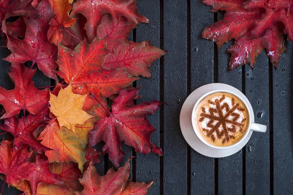 Cappuccino Mit Schneeflockenmuster Aus Zimt Auf Milchschaum Während Der Weihnachtsfeiertage — Stockfoto