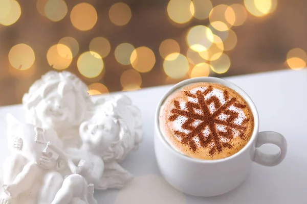 Capuchino Con Patrón Los Copos Nieve Canela Sobre Espuma Leche — Foto de Stock